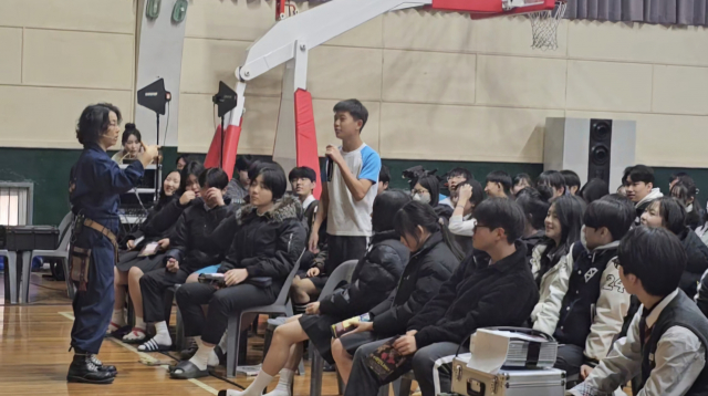 공연 후 배우-관객 과의 대화(핫시팅, hot-seating)