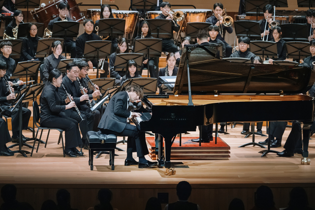 협연 중인 일리야 라쉬코프스키