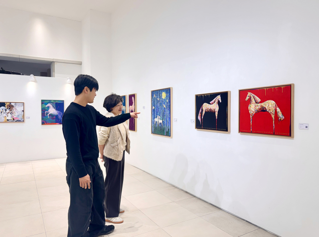 갤러리티 ‘Horses, A New Beginning’ 전시 관람 모습