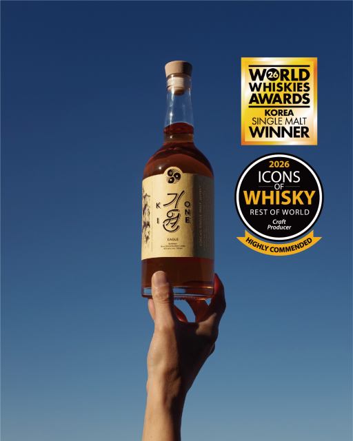 기원 위스키가 세계적인 위스키 품평회 ‘World Whiskies Awards 2026’에서 ‘Best Korean Single Malt(한국 최고 싱글몰트)’로 선정됐다. 또한 위스키 생산 과정 각 분야를 평가하는 ‘ICON OF WHISKY 2026’에서도 ‘올해의 크래프트 위스키 증류소’ 부문 최우수상을 수상했다