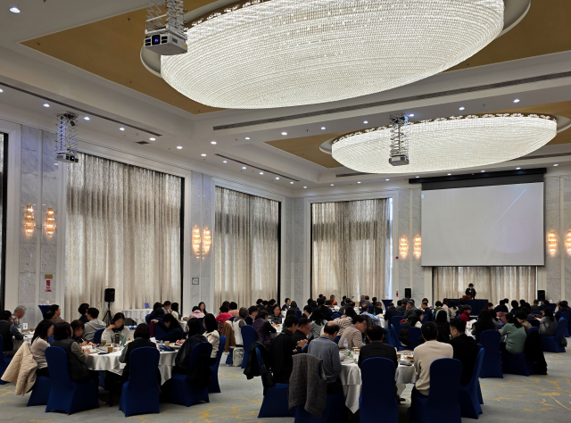 강의를 열고 있는 김리아 원장의 모습과 경청 중인 선교사들