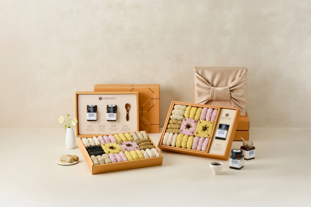 2026년 전통한과 설 선물세트 담청라인. 조청과 한과가 함께 구성된 선물세트로, 조청은 100% 국내산 쌀로 생산된다