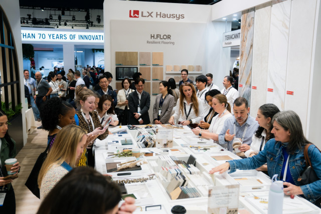 ‘KBIS 2026’ LX하우시스 전시관을 방문한 관람객들이 마감재 매칭 체험존에서 이스톤 ‘비아테라’ 등을 살펴보고 있는 모습
