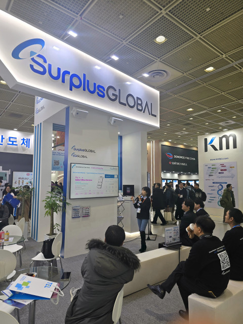 서플러스글로벌 마케팅 매니저가 부스에서 세미마켓(SemiMarket) 미니 세미나존에서 세미마켓 플랫폼을 소개하고 있다