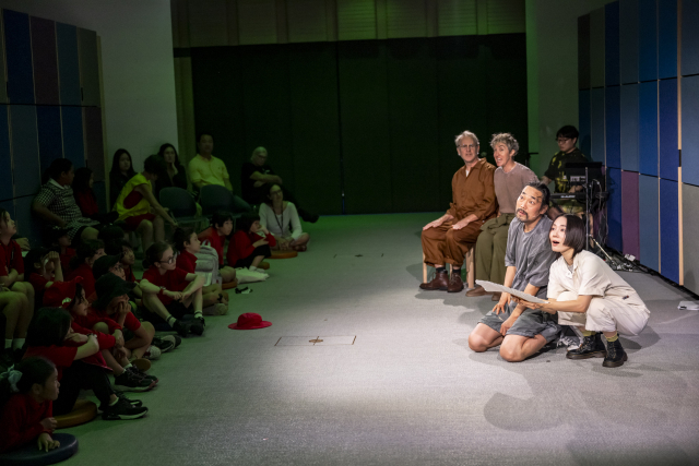 바이링구얼 판소리 긴긴밤 공연 중 어린이 관객들이 깊이 몰입하고 있다(2026. 2. 13. 시드니오페라하우스 창의센터, 사진 시드니오페라하우스 제공 ⓒCassandra Hannagan)