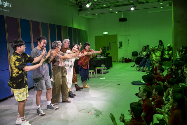 바이링구얼 판소리 긴긴밤 쇼케이스 공연이 끝나고, 여섯 명의 출연진(왼쪽부터 이유준, 이상홍, Holly Austin, Jo Turner, 이승희, 이향하)들이 관객과 커튼콜 인사를 나누고 있다(2026. 2. 13. 시드니오페라하우스 창의센터, 사진 시드니오페라하우스 제공 ⓒCassandra Hannagan)