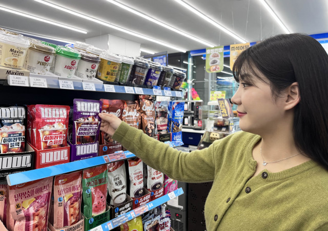 GS25에서 모델이 1000원 아이스 커피를 고르고 있다