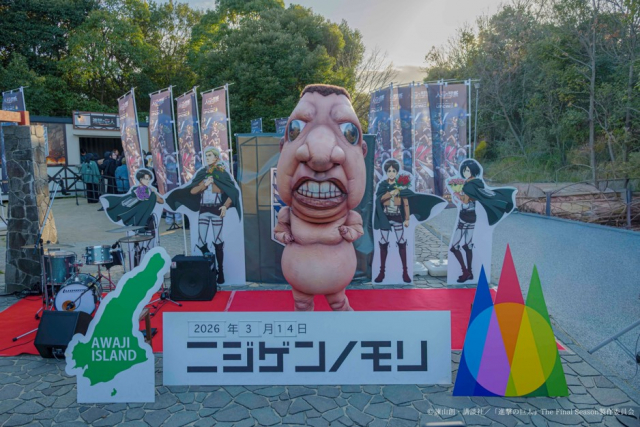 오프닝에는 작품 속에 등장하는 ‘거인’이 고객들 앞에 실제로 나타났다