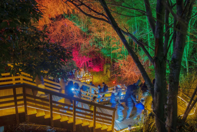 TV 애니메이션 ‘진격의 거인’의 세계를 니지겐노모리의 대자연 속에 재현한다