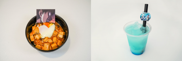 왼쪽은 ‘에렌의 결의 마파두부 덮밥’(1900엔), 오른쪽은 ‘벽 너머의 바다 블루 칼피스’(1200엔)