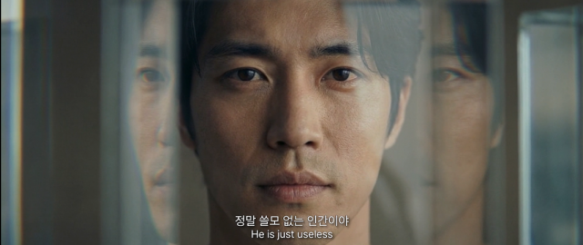 ‘THE LAST EDEN’은 캐릭터의 복합적 감정선과 심리적 분열을 시각화하기 위해 ‘프리즘 촬영 기법’을 사용했다. 드라마 에서 인물의 이중적 내면을 표현하며 극찬받았던 이 기법을 AI 생성 영상에 접목, 인물의 다층적 심리 상태를 효과적으로 표현해냈다