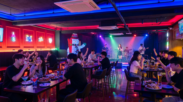 라운지 좌석과 공연 공간이 결합된 잼라운지 내부 전경(사진=잼라운지)