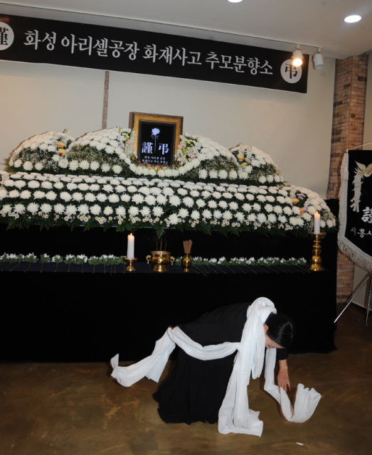 이희숙 고살풀이춤 보유자가 아리셀 화재 참사 분향소에서 처연한 고살풀이춤을 선보이고 있다