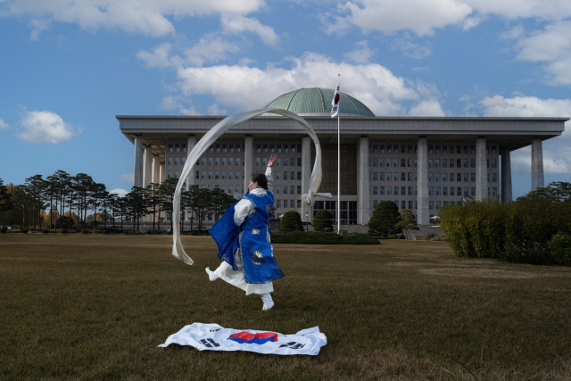 이희숙 고살풀이춤 보유자의 국회의사당 공연