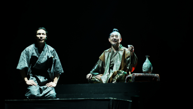 연극 ‘귀향_도조 이삼평’(2025년 지역특화브랜드공연 선정작) 중의 한 장면. 나베시마는 이삼평이 만든 백자잔을 들고 경외심을 표현하며 감탄하고 있다