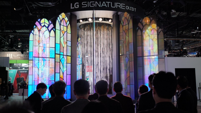 CES 2025 및 2025 레드닷 디자인 어워드 수상작 ‘OLED T Chandelier’