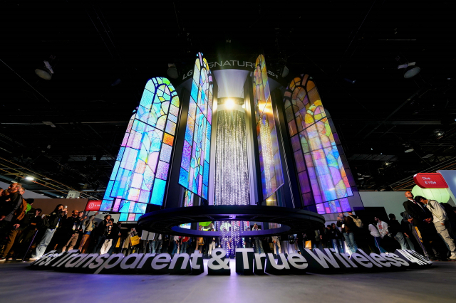 CES 2025 및 2025 레드닷 디자인 어워드 수상작 ‘OLED T Chandelier’