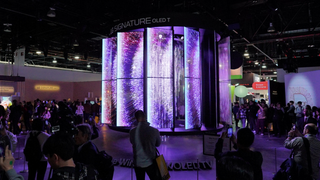 CES 2025 및 2025 레드닷 디자인 어워드 수상작 ‘OLED T Chandelier’