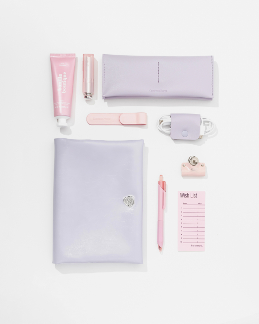 커먼누보 2026년 봄 시즌 컬렉션. 라벤더 컬러의 글로시 북커버를 중심으로 북마크, 맥클립 등 다양한 데스크 라이프스타일 제품으로 구성돼 있다