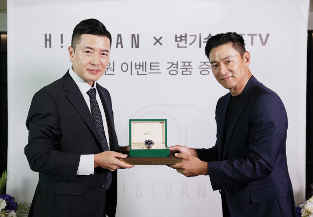 명품시계 거래 플랫폼 ‘하이시간’이 지난해 8월 주진모 배우에게 홀인원 이벤트 경품으로 ‘롤렉스 서브마리너’를 증정하고 기념사진을 촬영하고 있다