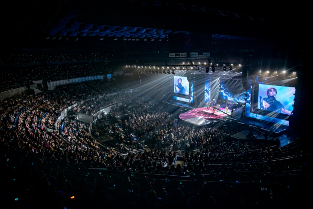 필리핀 마닐라의 Araneta Coliseum을 가득 메운 관객들과 함께 역대 최대 규모를 자랑하는 ROUND 무대 전경