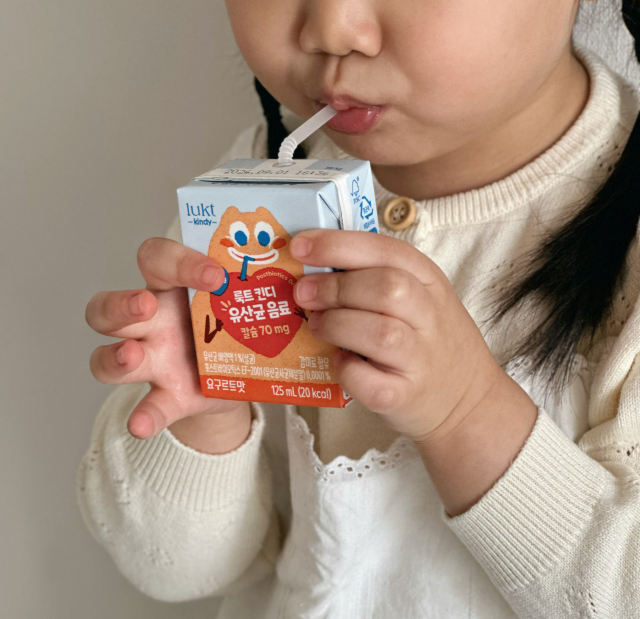 ‘당 0g’의 프리미엄 아기 간식 ‘룩트 킨디 유산균 음료’가 출시 1년 만에 누적 판매량 100만 개를 돌파했다(사진=룩트 킨디)