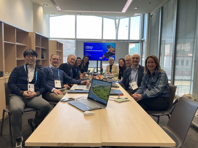 SRC재활병원 김은국 병원장(왼쪽 첫 번째)이 ISU 관계자들과 의료 관련 회의에 참석해 기념 촬영을 하고 있다