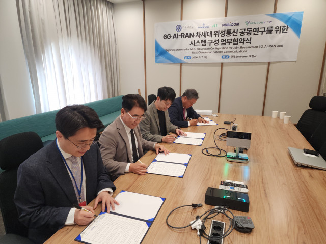 왼쪽부터 연세대 채찬병 교수, 센서뷰 김병남 사장, 한국NI 정구환 사장, 누비콤 신동만 사장이 6G·AI-RAN·차세대 위성통신 공동연구를 위한 시스템 구성 업무협약서에 서명을 하고 있다