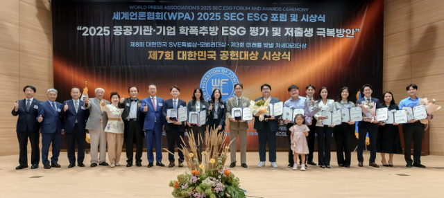 2025년 9월 15일 국회의원회관 대회의실에서 열린 ‘제3회 미래를 빛낼 차세대 리더상 시상식’에서 세계총연맹 이산하(李山河) 총재가 임원 및 수상자들과 기념촬영을 하고 있다. 사진 왼쪽부터 이치수 세계청년리더총연맹 상임고문(세계언론협회 회장·전국언론단체총연합회(NFPO) 회장·신문협 명예회장), 이청수 iDREAM 석학(石鶴)장학위원회 이사, 방극천 자문위원(KBS교수협 회장), 유승흠 한국의료지원재단 이사장, 류제리 자문위원, 이희준 자문위원, 문주현 세계총연맹 상임고문(MDM그룹 회장), 한규태 국립암센터 암관리정책부장, 한경원 서울대학교 기계공학부 교수, 이산하 세계총연맹 총재, 김홍조 연세대 건설환경공학과 교수, 박준용 우아한방병원 간호사, 이호빈 전남약사회 총무이사, 문현정 엠디엠플러스 상무, 문우리 포티파이 대표이사, 문형식 전남약사회 보험이사, 김세영 행정중심복합도시건설청 대변인, 박수한 광운대 인공지능융합대학 로봇공학부 교수