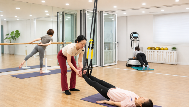 타워바레 필라테스&요가 도봉점 박시원 원장이 직접 고안한 국내 최초 바레 서킷 프로그램의 첫 수업 현장. 한 클래스 안에서 바레·TRX·파워플레이트를 연속으로 경험하는 이 서킷 프로그램은 균형과 유연성을 다루는 바레의 섬세함에 기능성 훈련과 진동 자극을 결합해 전신 웰니스 효과를 극대화한 것이 특징이다
