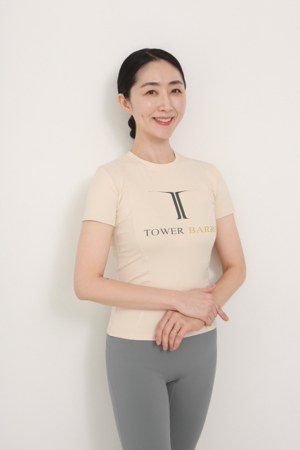 국제바레웰니스협회(IBWA) 대표 및 마스터강사 박시원 협회장. 충남대학교 무용학 박사로, 국내 최초 바레·파워플레이트·TRX 서킷 프로그램 개발자이자 파킨슨·시니어 특화 바레 교육 전문가다. 타워바레 필라테스&요가를 운영하며 국제 강사 자격증 교육 과정을 이끌고 있다