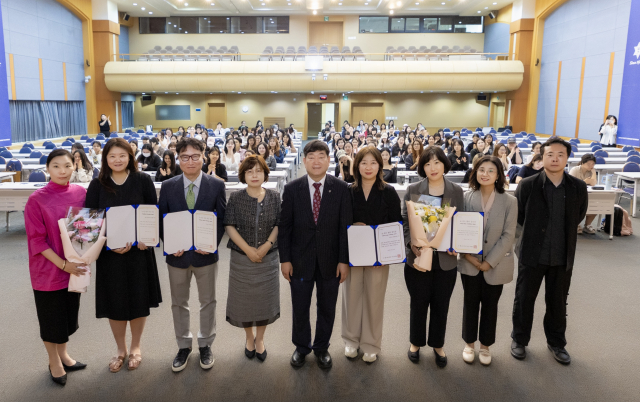 ‘2026 제1회 한국문화의 날(K-Culture Day)’ 행사에서 문형남 학장과 김경아 학부장 및 교수진, 수상자들이 기념 촬영을 하고 있다. 외국인 학생 등 150여 명이 자리를 함께 했다