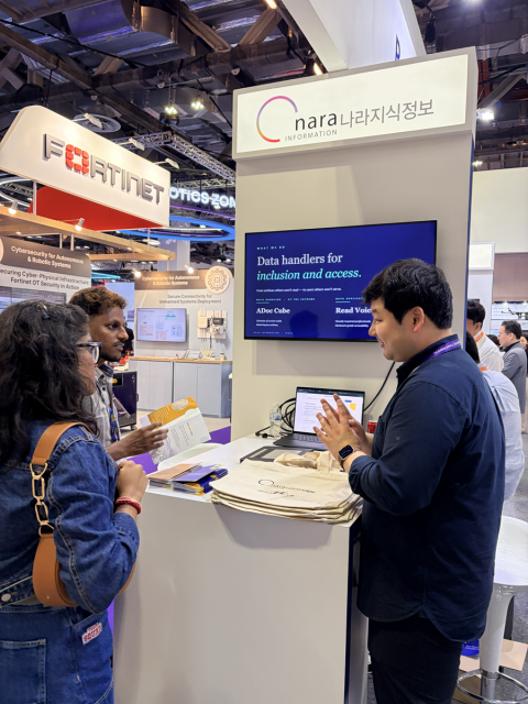 2026년 4월 28일~30일 열린 아시아-태평양 최대 공공안전 기술 전시회인 싱가포르 ‘Milipol Tech X 2026’에서 나라지식정보 이규민 책임이 부스를 방문한 KLASS, Quantexa 등 관계자들과 공공AX 사업 관련 OCR·접근성 기술 솔루션 소개 및 네트워킹을 진행하고 있다