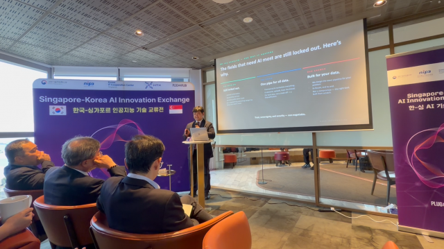 2026년 4월 27일 NIPA 주관, Plug & Play Singapore 진행으로 이뤄진 한국-싱가포르 AI 혁신 교류 프로그램에서 나라지식정보 이규민 책임이 공공AX 사업 관련 OCR·접근성 기술 솔루션 피칭을 진행하고 있다