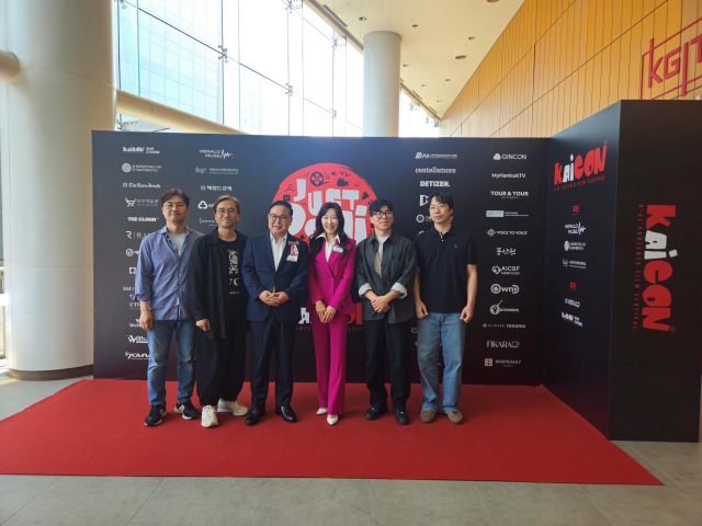 KAICON 국제 영화제 포토존. 왼쪽부터 이동환 SMIT 교수, EBS 한상호 PD, 코리아헤럴드 김영상 사장, 최신영 변호사, 고주원 엘바 대표, 임재호 덱스터 R&D 연구소 부소장