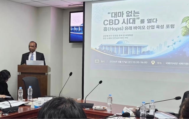 세계적인 CBD 연구자인 보미 조셉(Bomi Joseph) 박사가 지난 17일 국회의원회관에서 열린 ‘대마 없는 CBD 시대 - 홉(Hops) 유래 바이오산업의 미래’ 포럼에서 주제 발표를 하고 있다