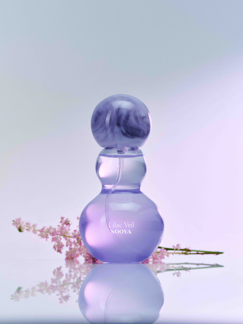 수야 서울 센트 오일은 헤어와 바디에 모두 사용할 수 있는 멀티유즈 센트 오일이다. 미스트처럼 가볍게 분사되지만 오일 특유의 보습감과 은은한 윤기를 남기도록 설계했으며, 향수보다 부담 없이 사용할 수 있으면서도 피부 가까이에 잔향이 오래 머무르는 것이 특징이다. 코코넛 오일, 동백 오일, 스위트 아몬드 오일, 아르간 오일 등 식물 유래 오일 베이스를 중심으로 처방했으며, 식물성 오일 베이스 95%를 적용하고 실리콘 및 광물성 오일은 배제했다. 끈적임을 줄인 스프레이 타입으로 운동 후, 샤워 후, 사우나 후, 외출 전후에도 간편하게 사용할 수 있다