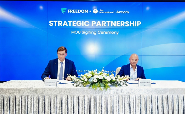 From left to right: Timur Turlov, CEO of Freedom Holding Corp., Leiming Chen, Senior Vice President and Chief Sustainability Officer of Ant International