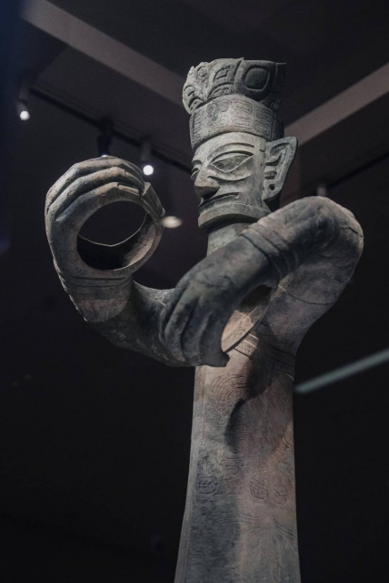 청동(Bronze) 대형 입상(싼싱두이 박물관 소장)