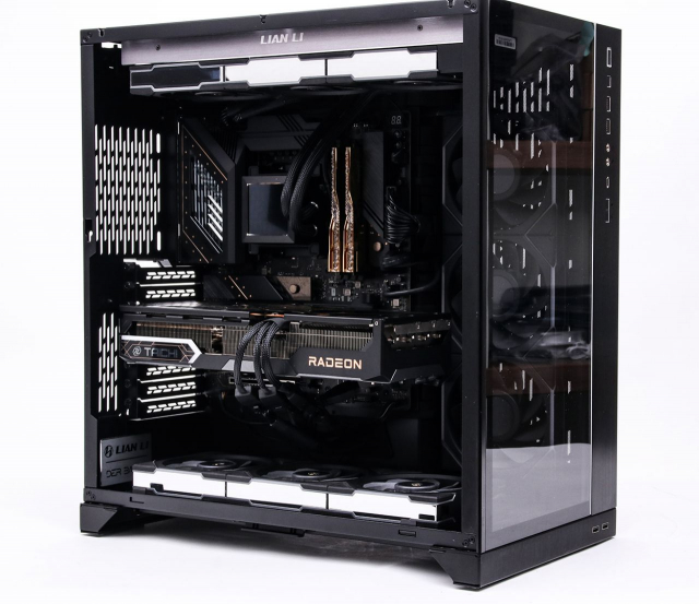 LUMIA-01 RIO는 AMD Ryzen 9 9950X와 ASRock X870E Taichi, Radeon RX 9070 XT Taichi를 기반으로 구성한 AMD 플래그십 시스템이다. LUMIA-02 ESTELLE는 Intel Core Ultra 7 270K Plus와 ASRock Z890 Steel Legend, Radeon RX 7900 XTX Taichi White를 조합한 화이트 콘셉트 시스템이다